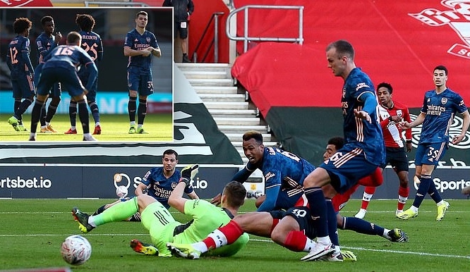 Hậu vệ đá phản lưới nhà, Arsenal bị Southampton loại khỏi FA Cup